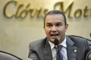 Kelps pede atenção do Governo do Estado para avenida Moema Tinôco