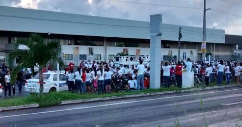 FOTO: Manifestantes na BR-101 norte bloqueiam acesso de funcionários à fábrica das Guararapes