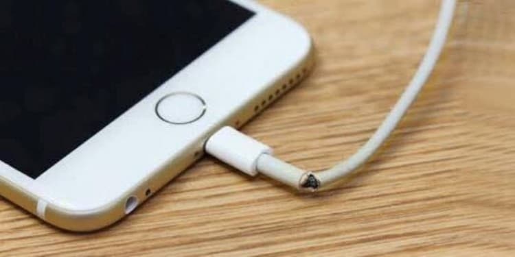 NADA DE GAMBIARRA: Cabo estragado do Iphone pode ser substituído de graça