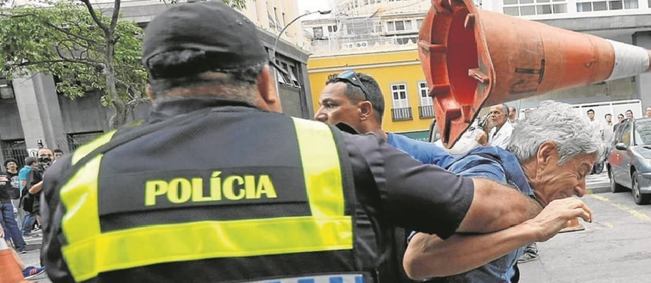 VÍDEO - COVARDIA E SELVAGERIA: Jornalista Caco Barcellos agredido durante manifestação no RJ