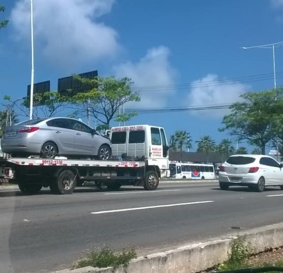 FOTOS: Caminhão - reboque quebrado na saída do viaduto UFRN causa lentidão sentido sul