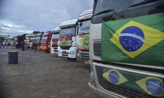 PRESSÃO: Dilma sanciona sem vetos Lei dos Caminhoneiros