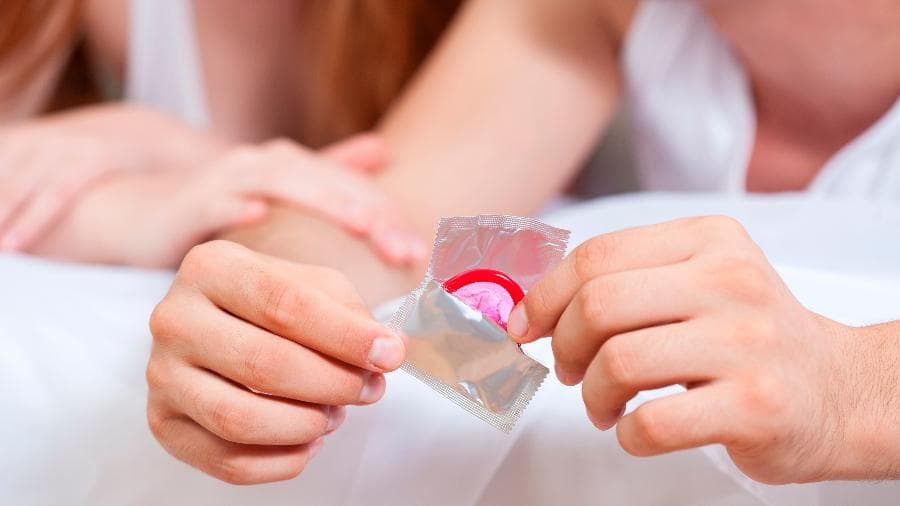 Prática de retirar camisinha sem consentimento no sexo gera debate sobre violência sexual