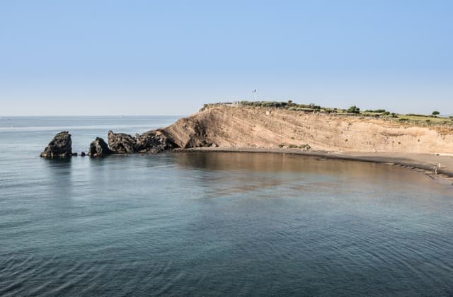 Conheça a praia nudista onde o sexo é liberado