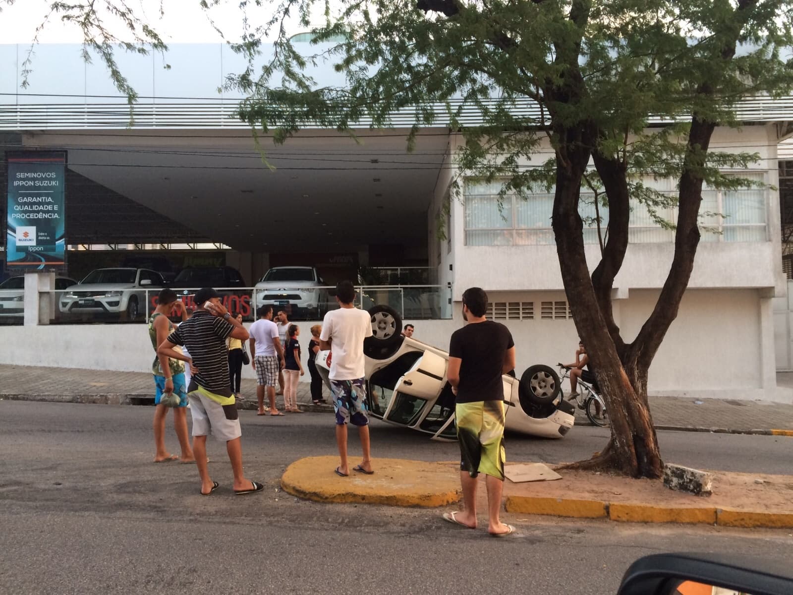 FOTO: Carro capota próximo ao Nordestão da Av. Salgado Filho