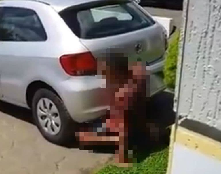 FOTO: Homem é flagrado fazendo sexo com escapamento de um veículo no Brasil