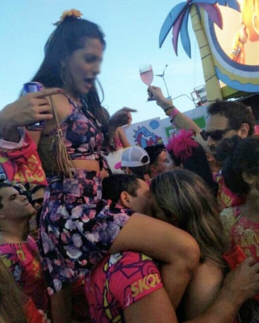 Carnaval: Clique de folião com moça nos ombros enquanto beija outra vira meme; veja
