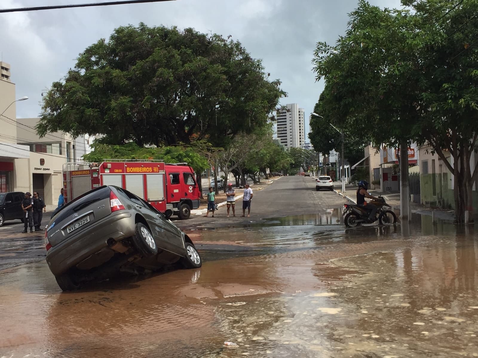 FOTO: Carro cai em buraco entre Av. Afonso Pena e Rua Mossoró