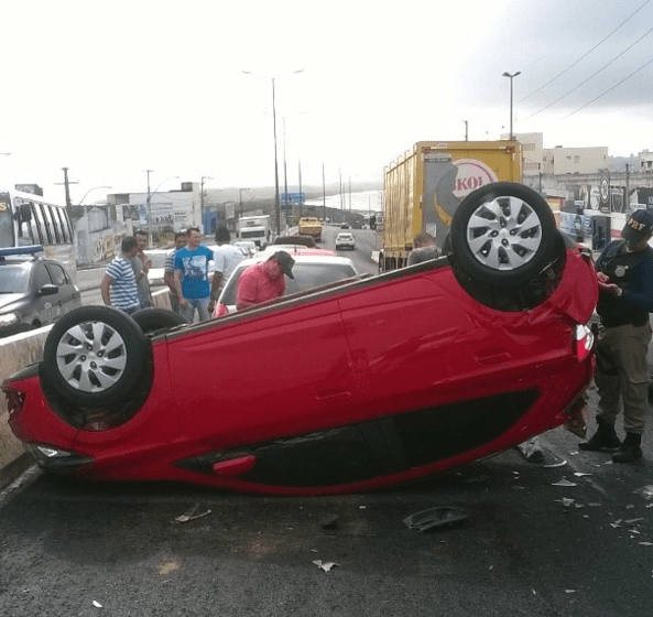 FOTO: Capotamento em viaduto de Igapó na manhã desta sexta