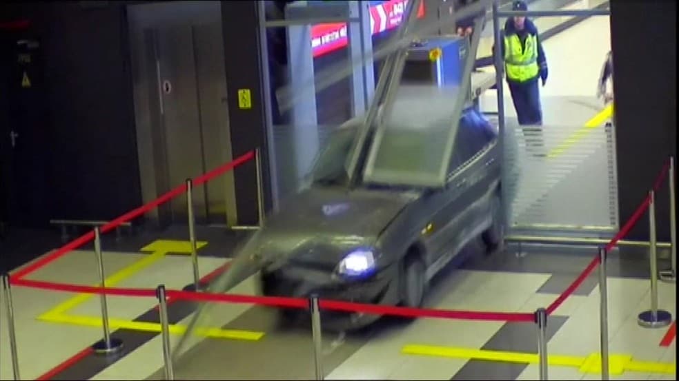 ‘Por amor', motorista bêbado invade aeroporto na Rússia com carro