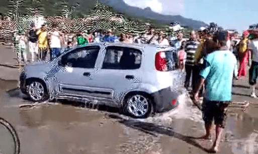 (PREJUÍZO) - Jovem que perdeu carro no mar busca conserto: ‘Na próxima pago o motel'