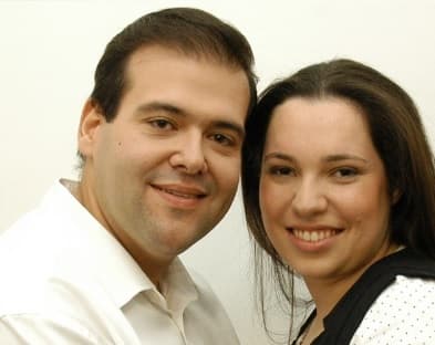 Casal evangélico dono de sex shop lança livro erótico com amor gay