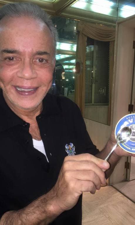 FOTO: Chiquinho Scarpa faz ‘panelaço’ com latinha de caviar