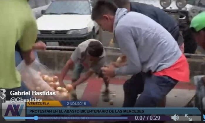 VÍDEO (DESESPERO): Ante a escassez de alimentos, venezuelanos brigam até por cebolas