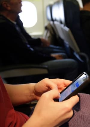 Explosão de notebook e celular em avião gera temor