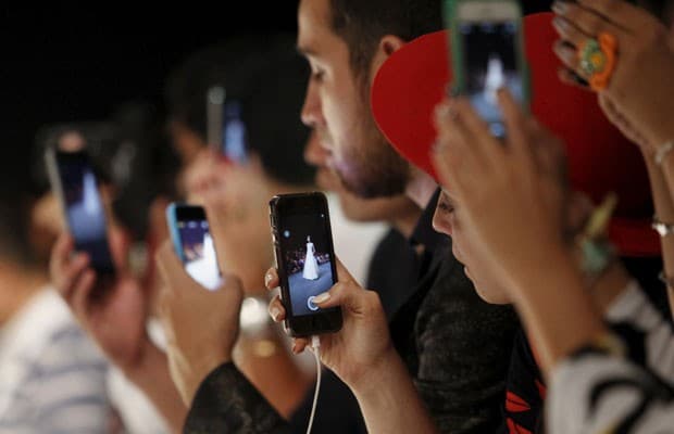 42% dos internautas preferem ficar sem água e luz do que sem celular
