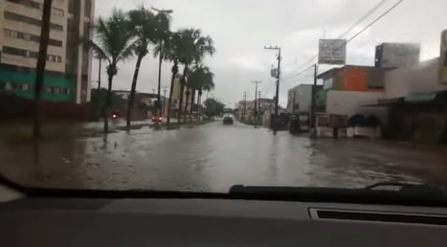 VÍDEO: Avenida Gastão Mariz de Faria, em Cidade Verde, com forte alagamento nos dois sentidos