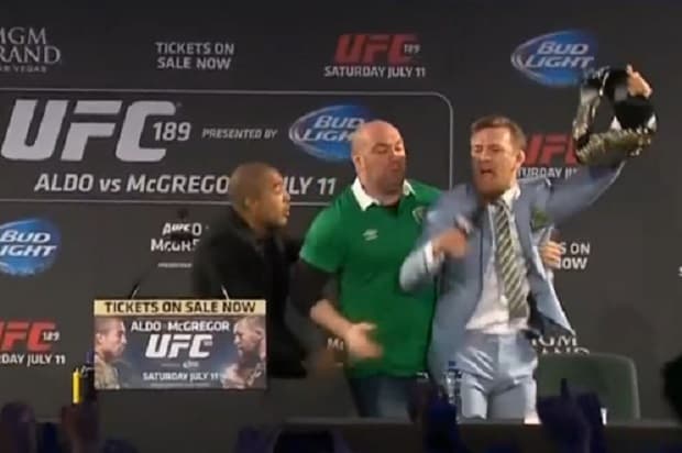 Conor McGregor ‘rouba’ cinturão de José Aldo durante coletiva e deixa brasileiro furioso