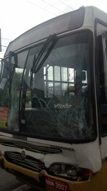FOTOS: Ônibus colidem na Avenida Bernardo Vieira