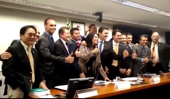 Comissão da Câmara aprova definição de família como só homem e mulher