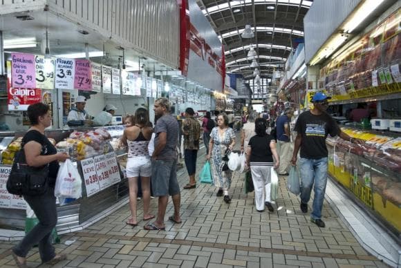 Mesmo preocupado com dívidas, consumidor está mais otimista com economia