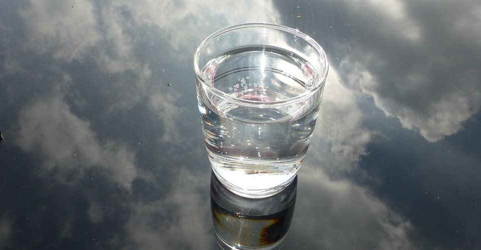 Estudo choca ao afirmar que devemos beber água apenas quando sentimos sede; riscos potencialmente perigosos