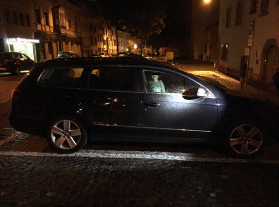 Mulher deixa filho de 2 anos em carro para curtir boate com amigos