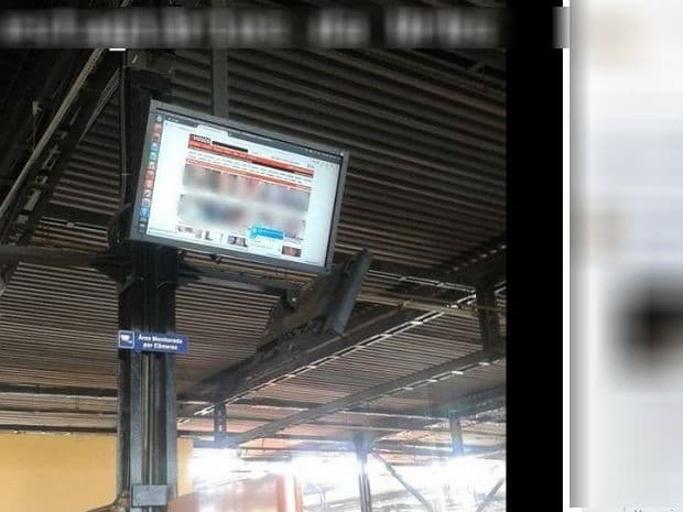 FOTO: Terminais de ônibus de Curitiba exibem pornografia por 15 minutos