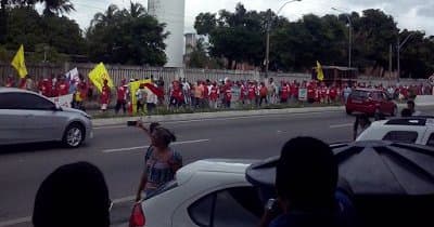 FOTO: Sindicalistas protestam e bloqueiam trânsito sentido ponte de Igapó- Zona Sul de Natal