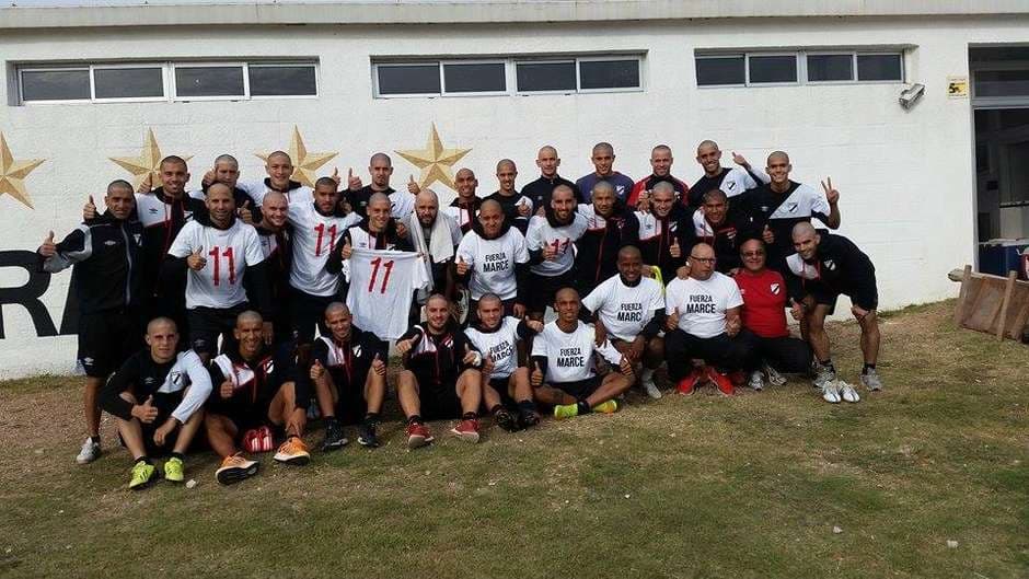 FOTO: Time do Danubio raspa cabelo em tributo a atleta com câncer