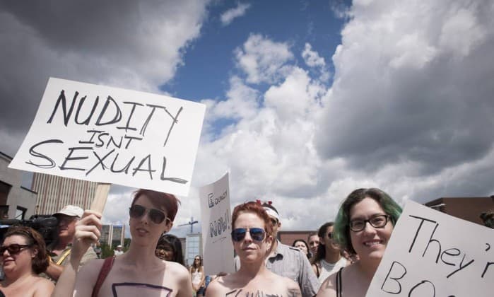 Centenas de mulheres fazem topless em manifestação no Canadá