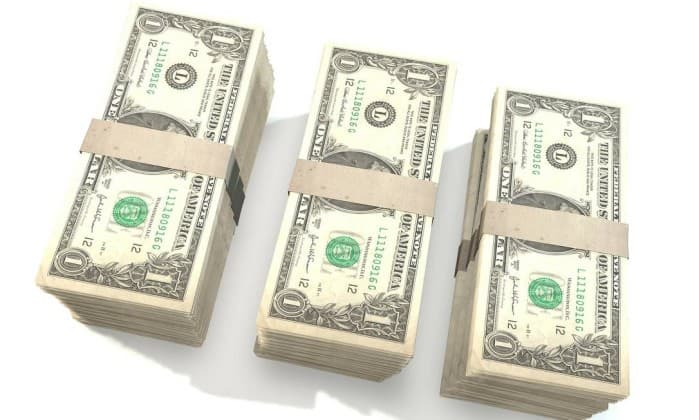 Governo eleva IOF para compra de dólar em espécie de 0,38% a 1,1%