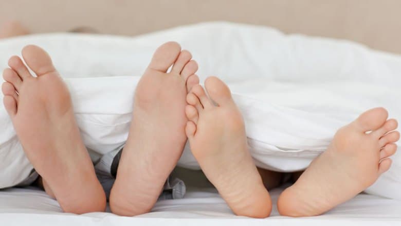 OLHA SÓ: Dormir com cebola nos pés traz muitos benefícios; conheça e saiba como fazer