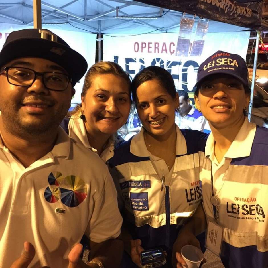 FOTO: Parado na blitz da Lei Seca, Dudu Nobre diz: "perdi a conta"