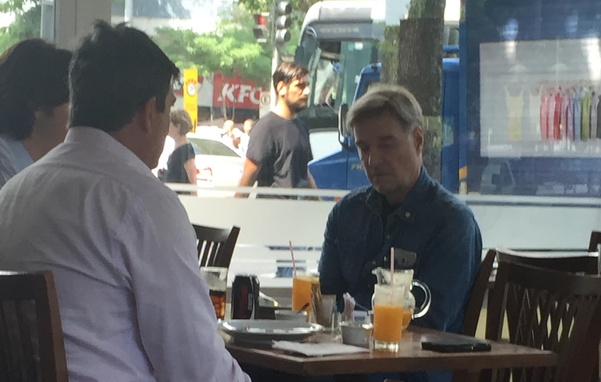 FOTO: Eike Batista volta a encontrar os amigos em restaurante popular
