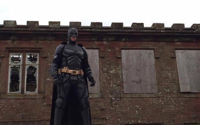 PRONTO - (FOTOS): Homem vestido de Batman persegue "palhaços assustadores" no Reino Unido