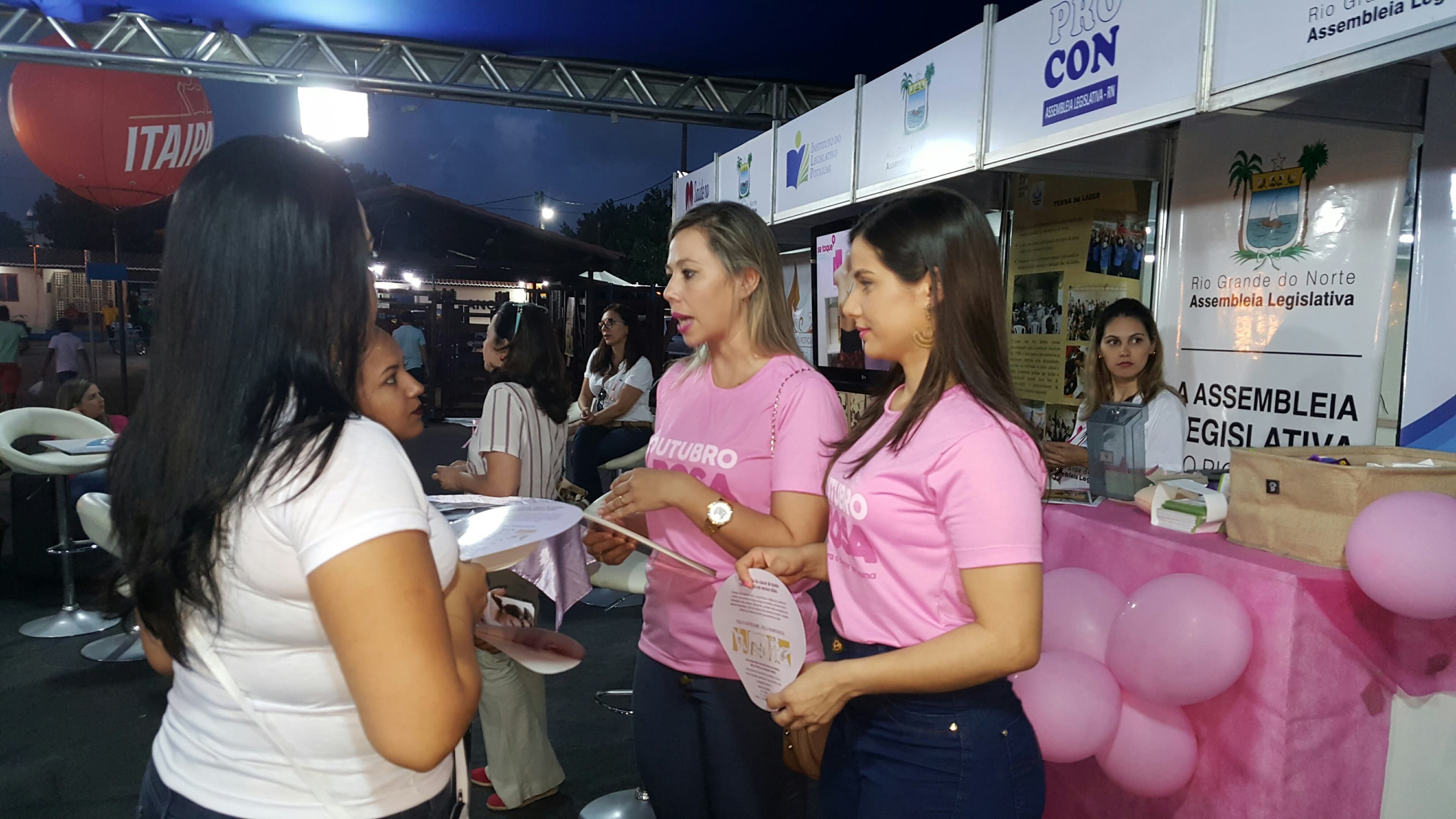 Estande da Assembleia na Festa do Boi leva orientações sobre o câncer de mama