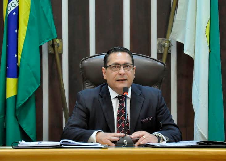 Ezequiel Ferreira é eleito parlamentar do ano em 2015 na Assembleia