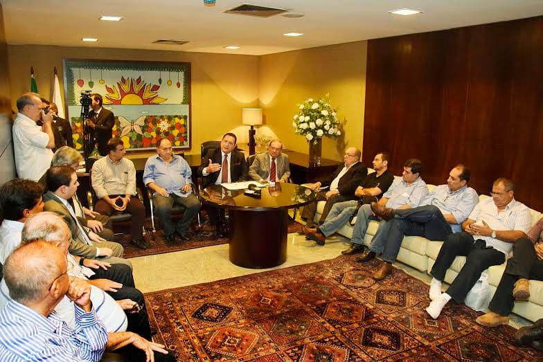 FOTO: Ezequiel Ferreira recebe criadores e produtores rurais para debaterem soluções para crise no setor