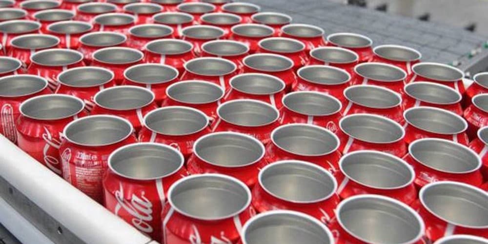Fábrica da Coca-Cola é fechada por conta de “resíduos humanos” nas latas