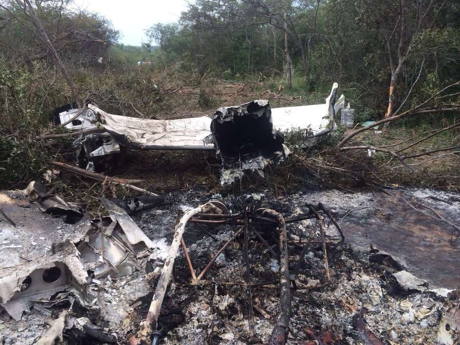 FOTO: Avião com drogas cai e dois morrem carbonizados no Piauí