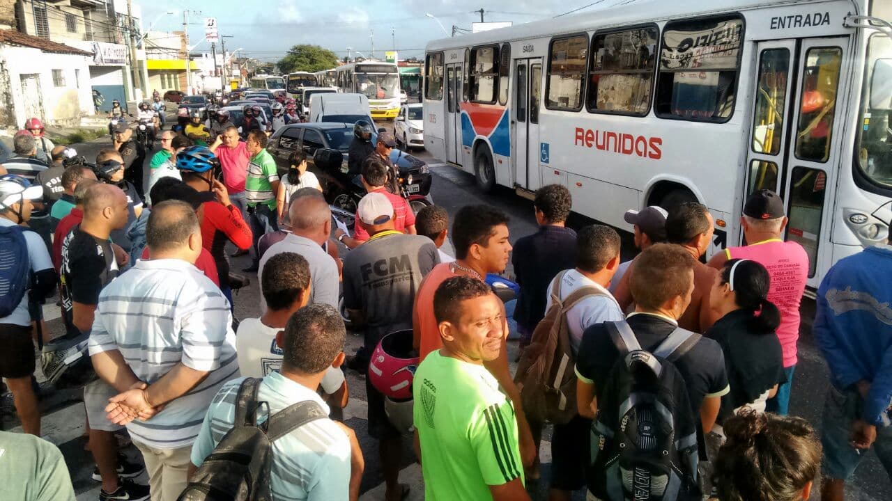 Acidente com vítima fatal após colisão entre ciclomotor e micro-ônibus na Av. Bernardo Vieira
