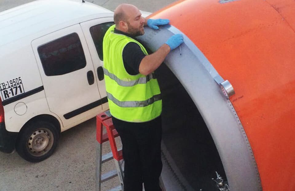 FOTO: Reparar o avião com fita-adesiva é mais comum do que você imagina