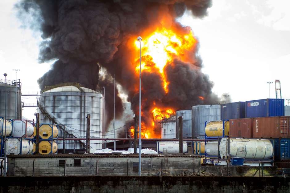 Santos: bombeiros dizem que combate ao fogo pode durar dias