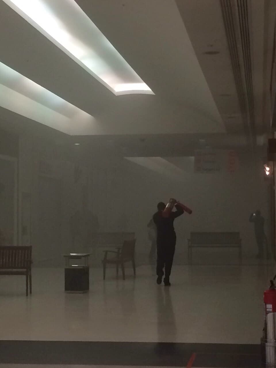 FOTOS: Incêndio na praça de alimentação causa correria no shopping Midway