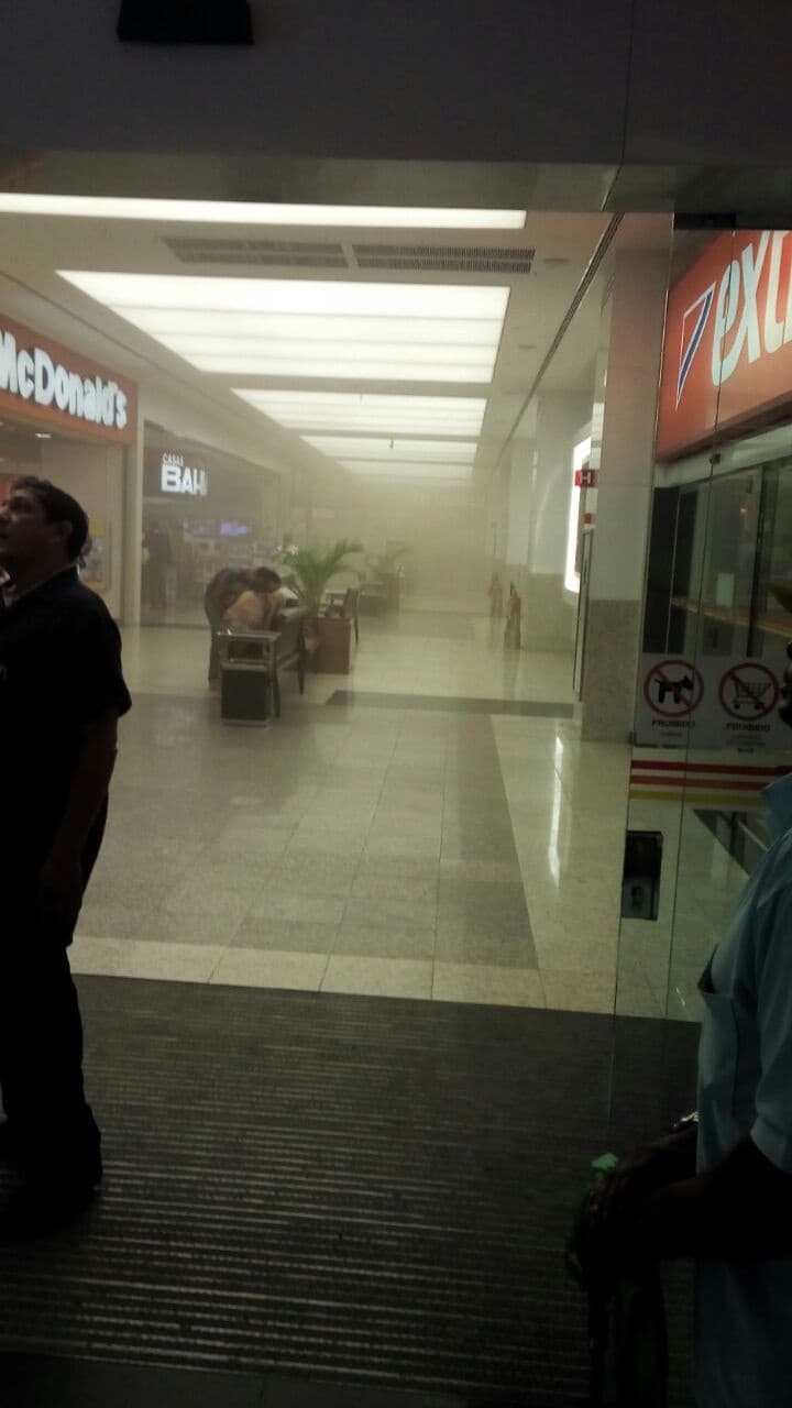 Veja mais FOTOS do incêndio que causou tumulto no shopping Midway