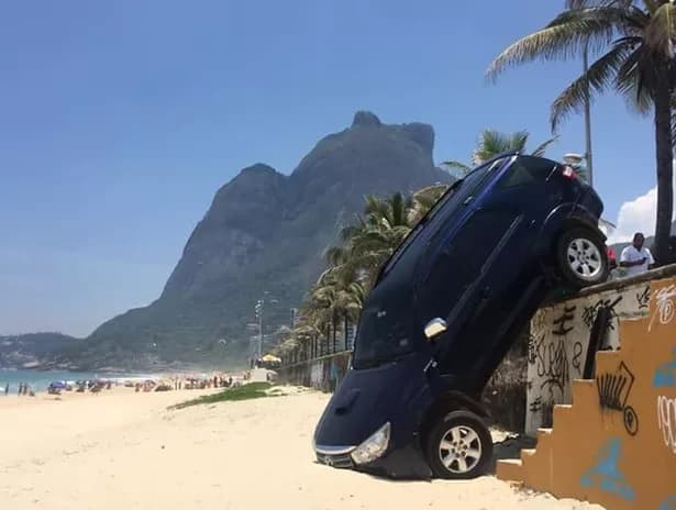 FOTOS: Filho dos atores Marcelo Novaes e Letícia Spiller derruba carro em praia do Rio