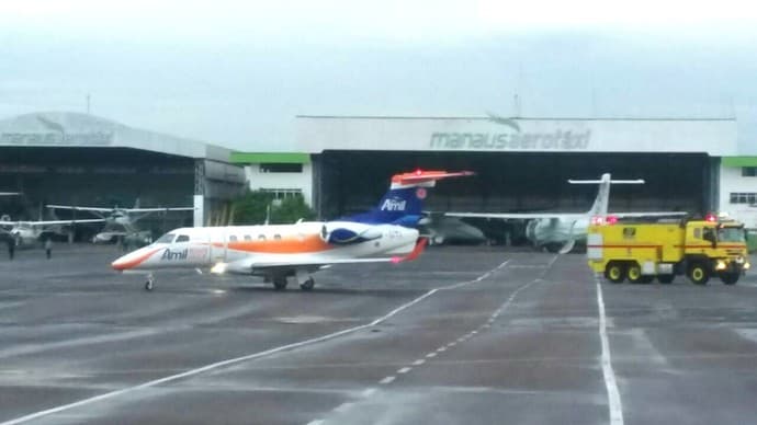 Com saudação de água, avião com Follmann faz escala em Manaus