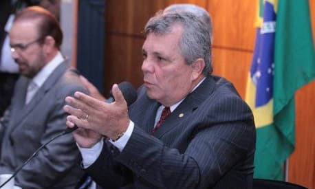 Presidente da ‘bancada na bala’ anuncia projeto que dá porte de armas a deputados