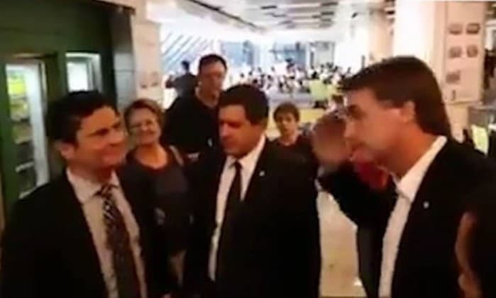 Jair Bolsonaro bate continência para Sérgio Moro, e reação de juiz viraliza